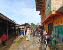 Jumat Bersih, Pemdes Dan Masyarakat Margo Mulyo Bersihkan Lingkungan