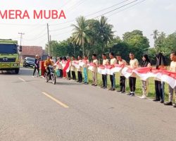 Jelang HUT RI Ke-78, Forkopimcam Sanga Desa Bagikan Bendera