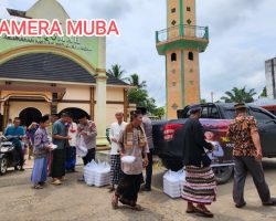 Jum’at Berkah, Polsek Sanga Desa Bagikan Ratusan Nasi Kotak 