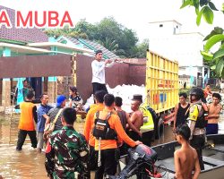Peduli Banjir, Tokoh Masyarakat Keban I Bagikan 500 Paket Sembako